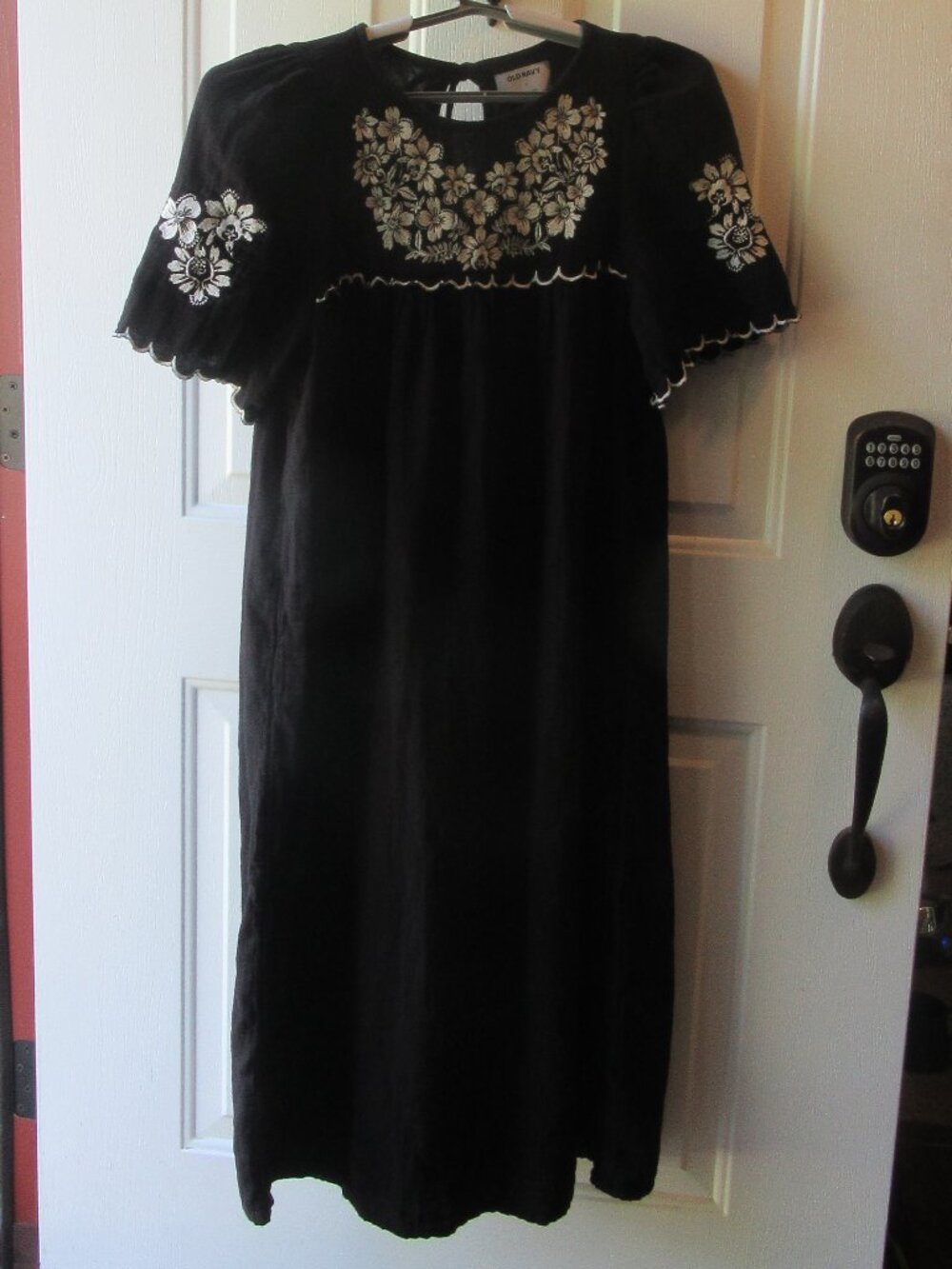 Flowy Black Old Navy Short-Sleeve Dress w. Ivory Embroidered floral & Scallops